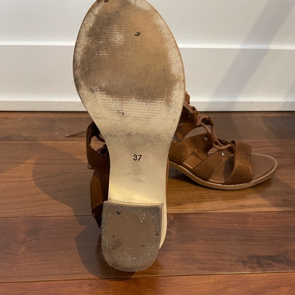 L’intervalle Gladiator Suede Heel Sandals, Tan - 37 - Picture 3 of 4